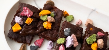Csokoládés brownie színes kavicsokkal – egyszerű Grizly recept alapján